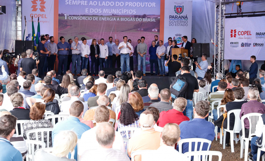 A primeira usina do Brasil de produção de biogás a partir do tratamento dos dejetos de suínos começou a funcionar no Paraná nesta quarta-feira (24), em Entre Rios do Oeste, na Região Oeste do Estado. O governador Carlos Massa Ratinho Junior inaugurou a unidade geradora cuja capacidade total é de 480 KW, transformando por dia 215 toneladas de um agente poluidor em energia limpa.  Foto: Rodrigo Felix Leal/ANPr