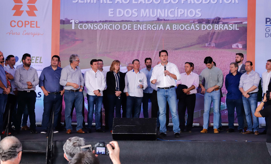 A primeira usina do Brasil de produção de biogás a partir do tratamento dos dejetos de suínos começou a funcionar no Paraná nesta quarta-feira (24), em Entre Rios do Oeste, na Região Oeste do Estado. O governador Carlos Massa Ratinho Junior inaugurou a unidade geradora cuja capacidade total é de 480 KW, transformando por dia 215 toneladas de um agente poluidor em energia limpa.  Foto: Rodrigo Felix Leal/ANPr