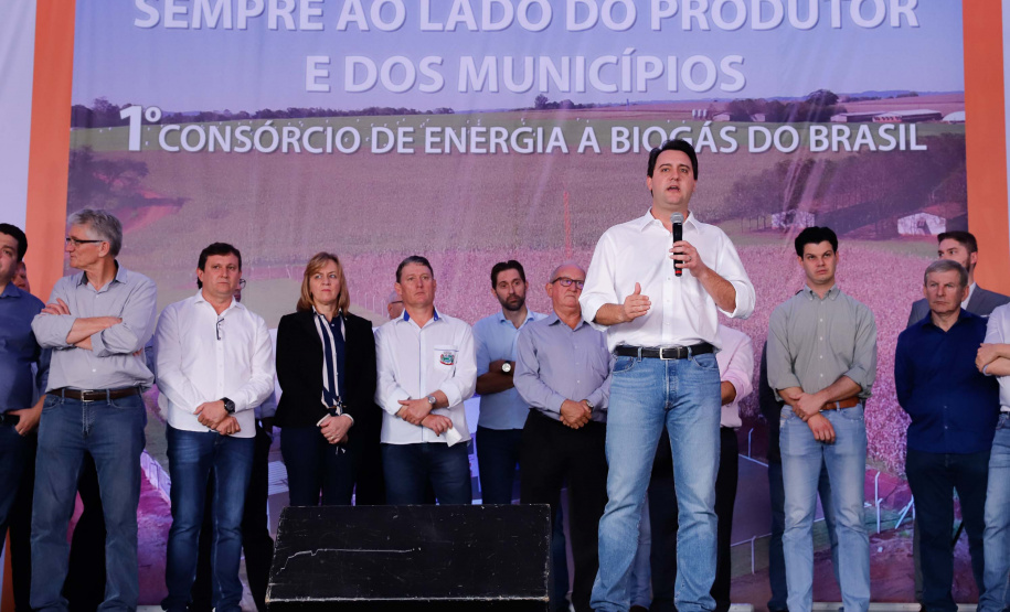 A primeira usina do Brasil de produção de biogás a partir do tratamento dos dejetos de suínos começou a funcionar no Paraná nesta quarta-feira (24), em Entre Rios do Oeste, na Região Oeste do Estado. O governador Carlos Massa Ratinho Junior inaugurou a unidade geradora cuja capacidade total é de 480 KW, transformando por dia 215 toneladas de um agente poluidor em energia limpa.  Foto: Rodrigo Felix Leal/ANPr