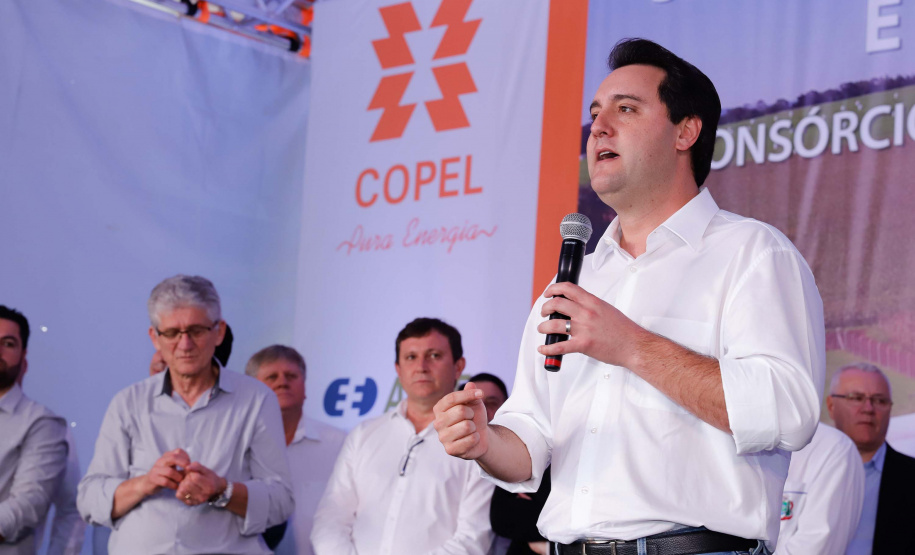 A primeira usina do Brasil de produção de biogás a partir do tratamento dos dejetos de suínos começou a funcionar no Paraná nesta quarta-feira (24), em Entre Rios do Oeste, na Região Oeste do Estado. O governador Carlos Massa Ratinho Junior inaugurou a unidade geradora cuja capacidade total é de 480 KW, transformando por dia 215 toneladas de um agente poluidor em energia limpa.  Foto: Rodrigo Felix Leal/ANPr