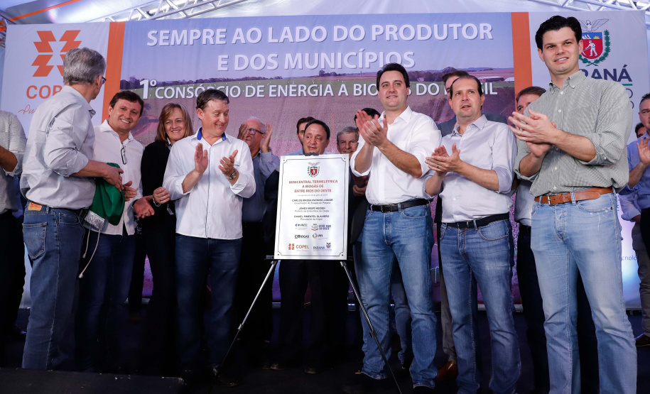 A primeira usina do Brasil de produção de biogás a partir do tratamento dos dejetos de suínos começou a funcionar no Paraná nesta quarta-feira (24), em Entre Rios do Oeste, na Região Oeste do Estado. O governador Carlos Massa Ratinho Junior inaugurou a unidade geradora cuja capacidade total é de 480 KW, transformando por dia 215 toneladas de um agente poluidor em energia limpa.  Foto: Rodrigo Felix Leal/ANPr