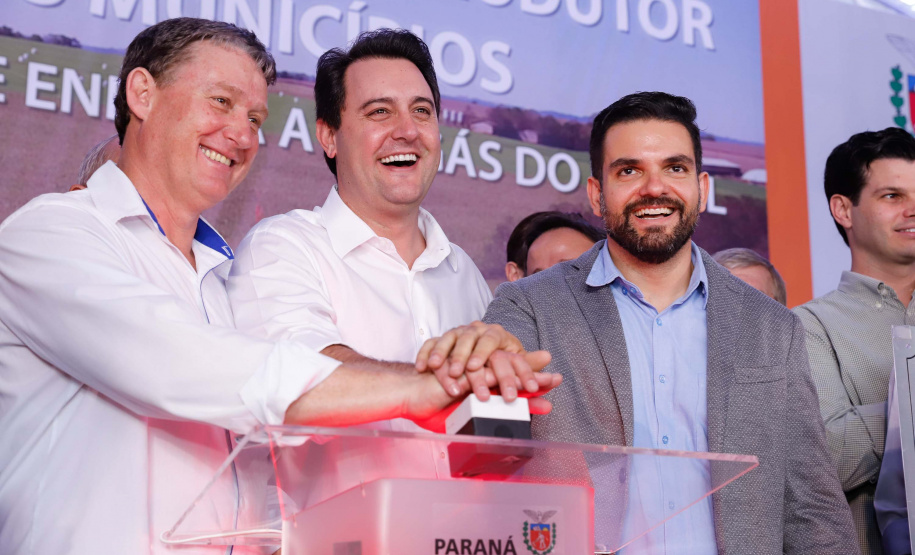 A primeira usina do Brasil de produção de biogás a partir do tratamento dos dejetos de suínos começou a funcionar no Paraná nesta quarta-feira (24), em Entre Rios do Oeste, na Região Oeste do Estado. O governador Carlos Massa Ratinho Junior inaugurou a unidade geradora cuja capacidade total é de 480 KW, transformando por dia 215 toneladas de um agente poluidor em energia limpa.  Foto: Rodrigo Felix Leal/ANPr