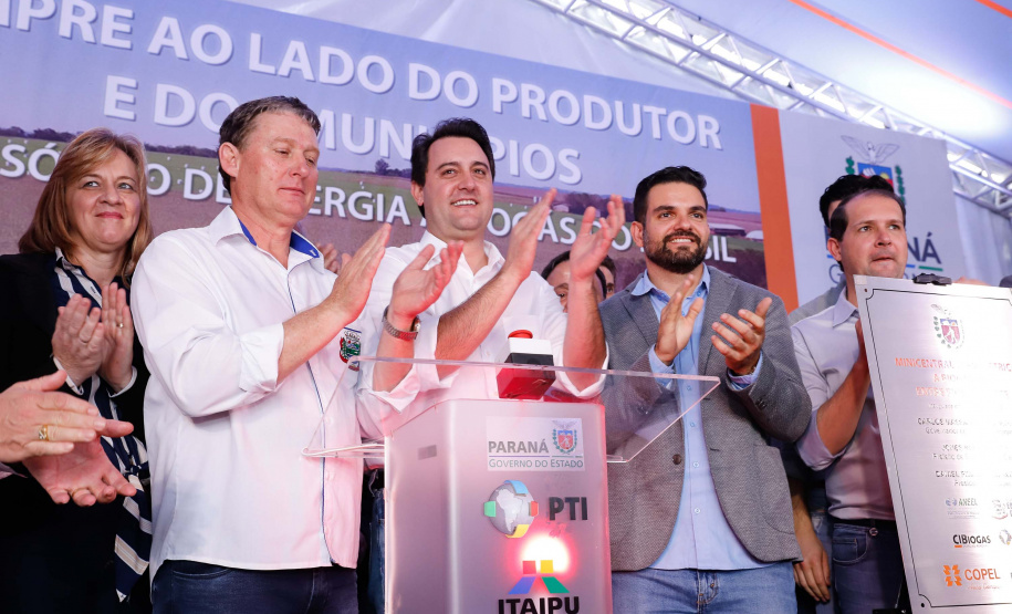 A primeira usina do Brasil de produção de biogás a partir do tratamento dos dejetos de suínos começou a funcionar no Paraná nesta quarta-feira (24), em Entre Rios do Oeste, na Região Oeste do Estado. O governador Carlos Massa Ratinho Junior inaugurou a unidade geradora cuja capacidade total é de 480 KW, transformando por dia 215 toneladas de um agente poluidor em energia limpa.  Foto: Rodrigo Felix Leal/ANPr