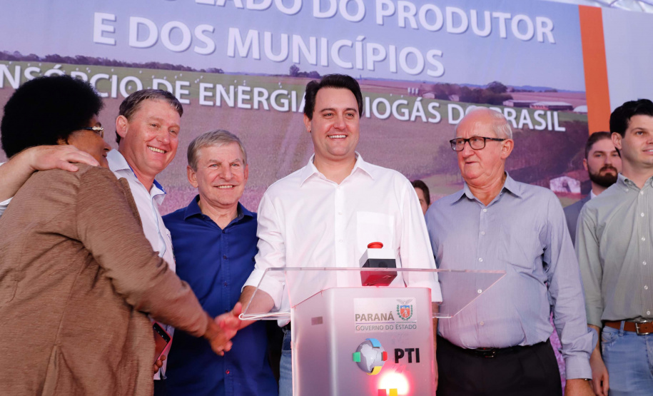 A primeira usina do Brasil de produção de biogás a partir do tratamento dos dejetos de suínos começou a funcionar no Paraná nesta quarta-feira (24), em Entre Rios do Oeste, na Região Oeste do Estado. O governador Carlos Massa Ratinho Junior inaugurou a unidade geradora cuja capacidade total é de 480 KW, transformando por dia 215 toneladas de um agente poluidor em energia limpa.  Foto: Rodrigo Felix Leal/ANPr