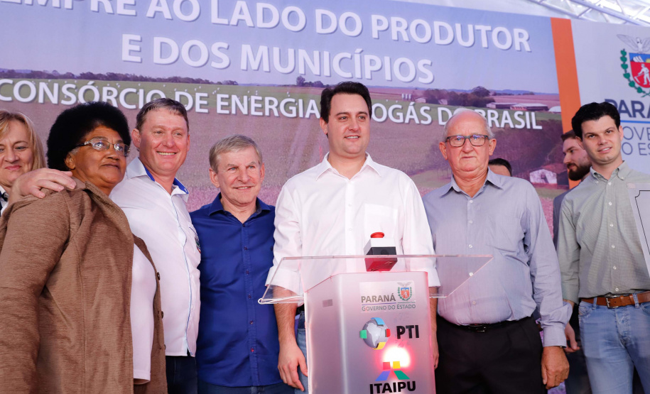 A primeira usina do Brasil de produção de biogás a partir do tratamento dos dejetos de suínos começou a funcionar no Paraná nesta quarta-feira (24), em Entre Rios do Oeste, na Região Oeste do Estado. O governador Carlos Massa Ratinho Junior inaugurou a unidade geradora cuja capacidade total é de 480 KW, transformando por dia 215 toneladas de um agente poluidor em energia limpa.  Foto: Rodrigo Felix Leal/ANPr