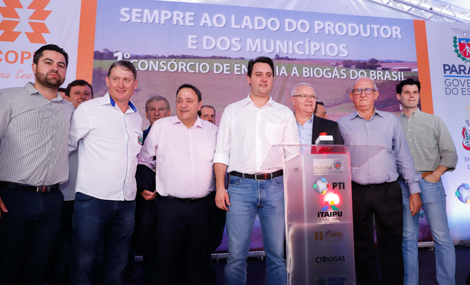 A primeira usina do Brasil de produção de biogás a partir do tratamento dos dejetos de suínos começou a funcionar no Paraná nesta quarta-feira (24), em Entre Rios do Oeste, na Região Oeste do Estado. O governador Carlos Massa Ratinho Junior inaugurou a unidade geradora cuja capacidade total é de 480 KW, transformando por dia 215 toneladas de um agente poluidor em energia limpa.  Foto: Rodrigo Felix Leal/ANPr