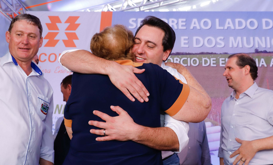 A primeira usina do Brasil de produção de biogás a partir do tratamento dos dejetos de suínos começou a funcionar no Paraná nesta quarta-feira (24), em Entre Rios do Oeste, na Região Oeste do Estado. O governador Carlos Massa Ratinho Junior inaugurou a unidade geradora cuja capacidade total é de 480 KW, transformando por dia 215 toneladas de um agente poluidor em energia limpa.  Foto: Rodrigo Felix Leal/ANPr