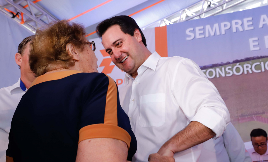 A primeira usina do Brasil de produção de biogás a partir do tratamento dos dejetos de suínos começou a funcionar no Paraná nesta quarta-feira (24), em Entre Rios do Oeste, na Região Oeste do Estado. O governador Carlos Massa Ratinho Junior inaugurou a unidade geradora cuja capacidade total é de 480 KW, transformando por dia 215 toneladas de um agente poluidor em energia limpa.  Foto: Rodrigo Felix Leal/ANPr