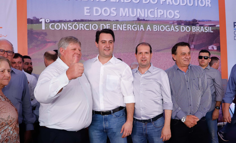 A primeira usina do Brasil de produção de biogás a partir do tratamento dos dejetos de suínos começou a funcionar no Paraná nesta quarta-feira (24), em Entre Rios do Oeste, na Região Oeste do Estado. O governador Carlos Massa Ratinho Junior inaugurou a unidade geradora cuja capacidade total é de 480 KW, transformando por dia 215 toneladas de um agente poluidor em energia limpa.  Foto: Rodrigo Felix Leal/ANPr