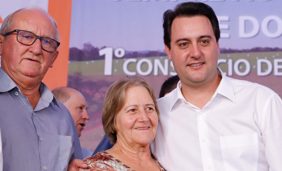 A primeira usina do Brasil de produção de biogás a partir do tratamento dos dejetos de suínos começou a funcionar no Paraná nesta quarta-feira (24), em Entre Rios do Oeste, na Região Oeste do Estado. O governador Carlos Massa Ratinho Junior inaugurou a unidade geradora cuja capacidade total é de 480 KW, transformando por dia 215 toneladas de um agente poluidor em energia limpa.  Foto: Rodrigo Felix Leal/ANPr