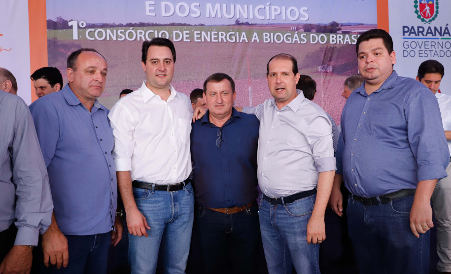 A primeira usina do Brasil de produção de biogás a partir do tratamento dos dejetos de suínos começou a funcionar no Paraná nesta quarta-feira (24), em Entre Rios do Oeste, na Região Oeste do Estado. O governador Carlos Massa Ratinho Junior inaugurou a unidade geradora cuja capacidade total é de 480 KW, transformando por dia 215 toneladas de um agente poluidor em energia limpa.  Foto: Rodrigo Felix Leal/ANPr