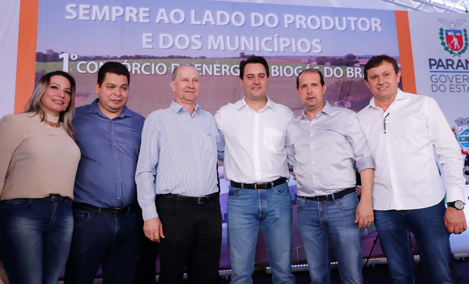 A primeira usina do Brasil de produção de biogás a partir do tratamento dos dejetos de suínos começou a funcionar no Paraná nesta quarta-feira (24), em Entre Rios do Oeste, na Região Oeste do Estado. O governador Carlos Massa Ratinho Junior inaugurou a unidade geradora cuja capacidade total é de 480 KW, transformando por dia 215 toneladas de um agente poluidor em energia limpa.  Foto: Rodrigo Felix Leal/ANPr