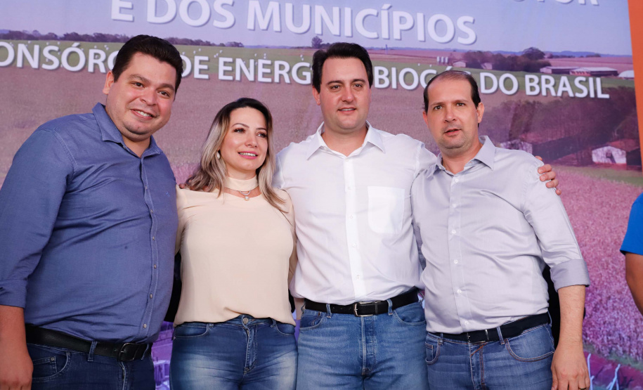 A primeira usina do Brasil de produção de biogás a partir do tratamento dos dejetos de suínos começou a funcionar no Paraná nesta quarta-feira (24), em Entre Rios do Oeste, na Região Oeste do Estado. O governador Carlos Massa Ratinho Junior inaugurou a unidade geradora cuja capacidade total é de 480 KW, transformando por dia 215 toneladas de um agente poluidor em energia limpa.  Foto: Rodrigo Felix Leal/ANPr