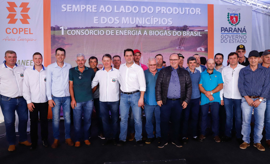 A primeira usina do Brasil de produção de biogás a partir do tratamento dos dejetos de suínos começou a funcionar no Paraná nesta quarta-feira (24), em Entre Rios do Oeste, na Região Oeste do Estado. O governador Carlos Massa Ratinho Junior inaugurou a unidade geradora cuja capacidade total é de 480 KW, transformando por dia 215 toneladas de um agente poluidor em energia limpa.  Foto: Rodrigo Felix Leal/ANPr