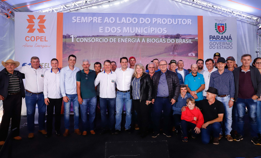 A primeira usina do Brasil de produção de biogás a partir do tratamento dos dejetos de suínos começou a funcionar no Paraná nesta quarta-feira (24), em Entre Rios do Oeste, na Região Oeste do Estado. O governador Carlos Massa Ratinho Junior inaugurou a unidade geradora cuja capacidade total é de 480 KW, transformando por dia 215 toneladas de um agente poluidor em energia limpa.  Foto: Rodrigo Felix Leal/ANPr