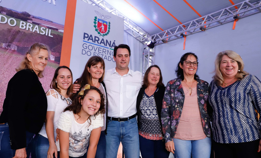 A primeira usina do Brasil de produção de biogás a partir do tratamento dos dejetos de suínos começou a funcionar no Paraná nesta quarta-feira (24), em Entre Rios do Oeste, na Região Oeste do Estado. O governador Carlos Massa Ratinho Junior inaugurou a unidade geradora cuja capacidade total é de 480 KW, transformando por dia 215 toneladas de um agente poluidor em energia limpa.  Foto: Rodrigo Felix Leal/ANPr