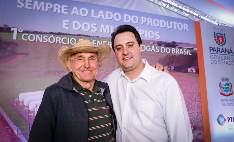 A primeira usina do Brasil de produção de biogás a partir do tratamento dos dejetos de suínos começou a funcionar no Paraná nesta quarta-feira (24), em Entre Rios do Oeste, na Região Oeste do Estado. O governador Carlos Massa Ratinho Junior inaugurou a unidade geradora cuja capacidade total é de 480 KW, transformando por dia 215 toneladas de um agente poluidor em energia limpa.  Foto: Rodrigo Felix Leal/ANPr