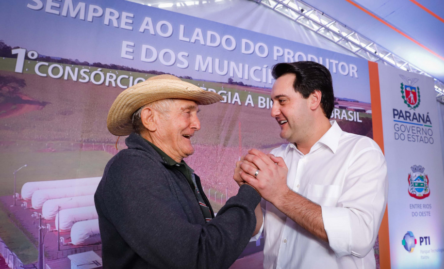 A primeira usina do Brasil de produção de biogás a partir do tratamento dos dejetos de suínos começou a funcionar no Paraná nesta quarta-feira (24), em Entre Rios do Oeste, na Região Oeste do Estado. O governador Carlos Massa Ratinho Junior inaugurou a unidade geradora cuja capacidade total é de 480 KW, transformando por dia 215 toneladas de um agente poluidor em energia limpa.  Foto: Rodrigo Felix Leal/ANPr