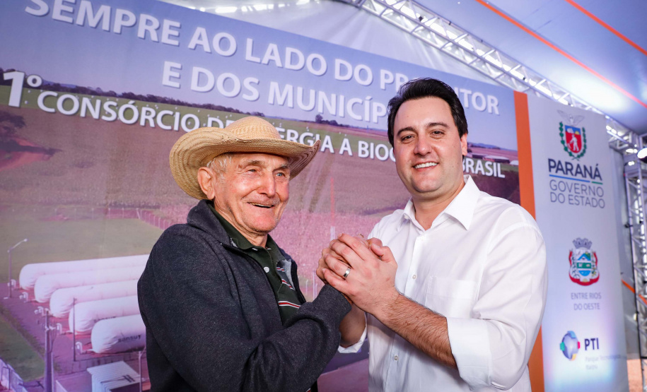 A primeira usina do Brasil de produção de biogás a partir do tratamento dos dejetos de suínos começou a funcionar no Paraná nesta quarta-feira (24), em Entre Rios do Oeste, na Região Oeste do Estado. O governador Carlos Massa Ratinho Junior inaugurou a unidade geradora cuja capacidade total é de 480 KW, transformando por dia 215 toneladas de um agente poluidor em energia limpa.  Foto: Rodrigo Felix Leal/ANPr