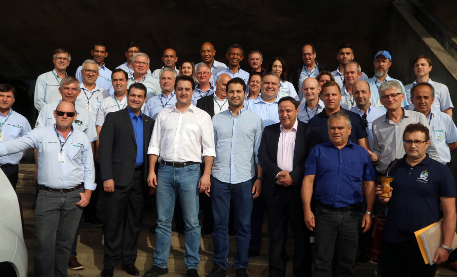 O Governo do Paraná repassa nesta quarta-feira (24) 54 veículos para escritórios da Emater no Interior do Estado. A entrega foi feita pelo governador Carlos Massa Ratinho Junior,  na sede da Emater, em Curitiba.Foto Gilson Abreu/ANPr