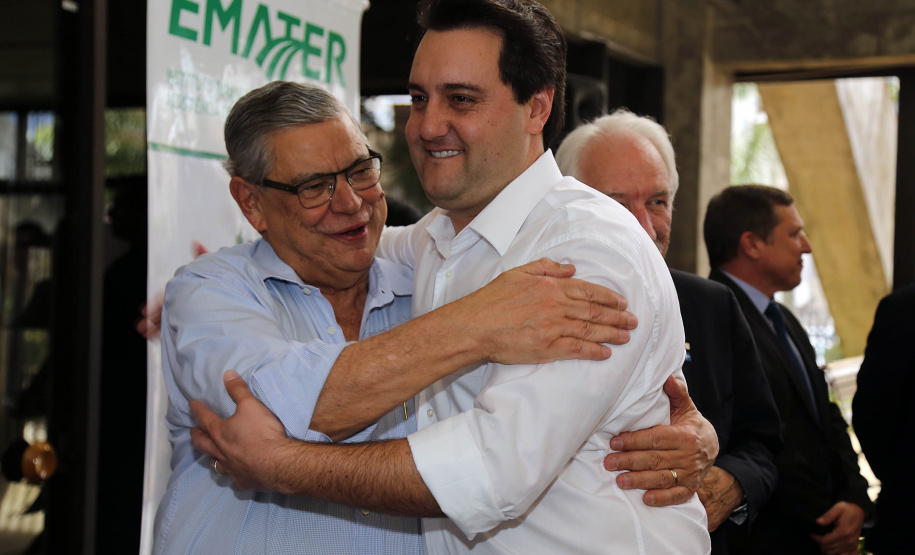 O Governo do Paraná repassa nesta quarta-feira (24) 54 veículos para escritórios da Emater no Interior do Estado. A entrega foi feita pelo governador Carlos Massa Ratinho Junior,  na sede da Emater, em Curitiba.Foto Gilson Abreu/ANPr