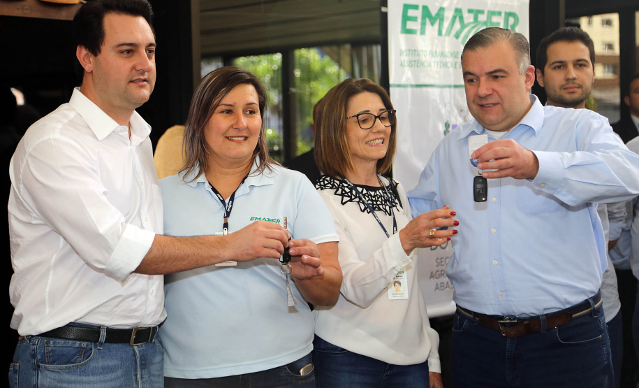 O Governo do Paraná repassa nesta quarta-feira (24) 54 veículos para escritórios da Emater no Interior do Estado. A entrega foi feita pelo governador Carlos Massa Ratinho Junior,  na sede da Emater, em Curitiba.Foto Gilson Abreu/ANPr