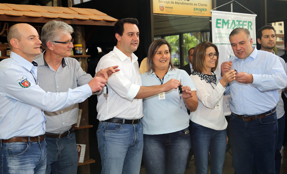 O Governo do Paraná repassa nesta quarta-feira (24) 54 veículos para escritórios da Emater no Interior do Estado. A entrega foi feita pelo governador Carlos Massa Ratinho Junior,  na sede da Emater, em Curitiba.Foto Gilson Abreu/ANPr