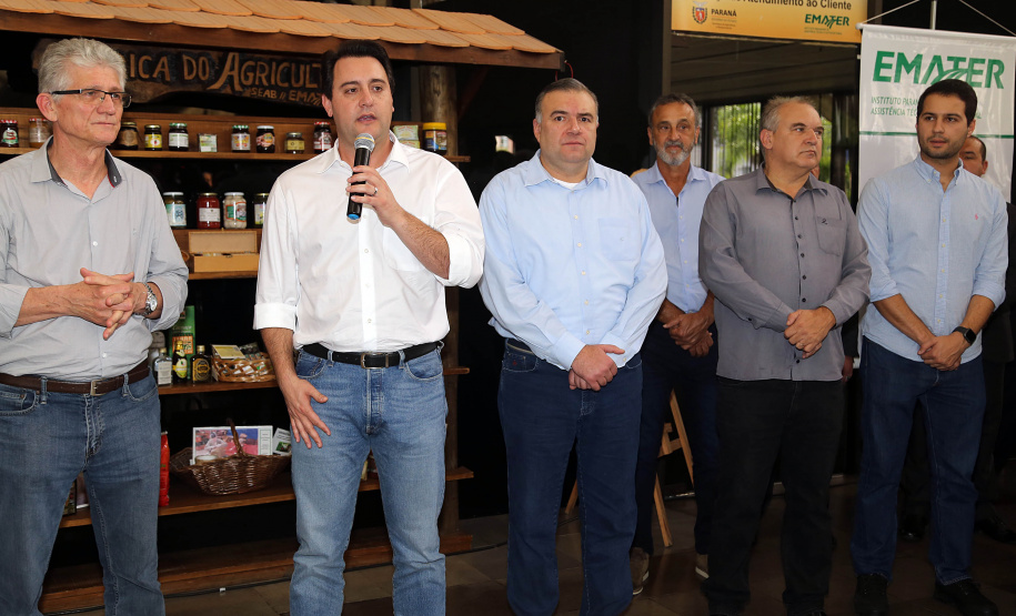 O Governo do Paraná repassa nesta quarta-feira (24) 54 veículos para escritórios da Emater no Interior do Estado. A entrega foi feita pelo governador Carlos Massa Ratinho Junior,  na sede da Emater, em Curitiba.Foto Gilson Abreu/ANPr
