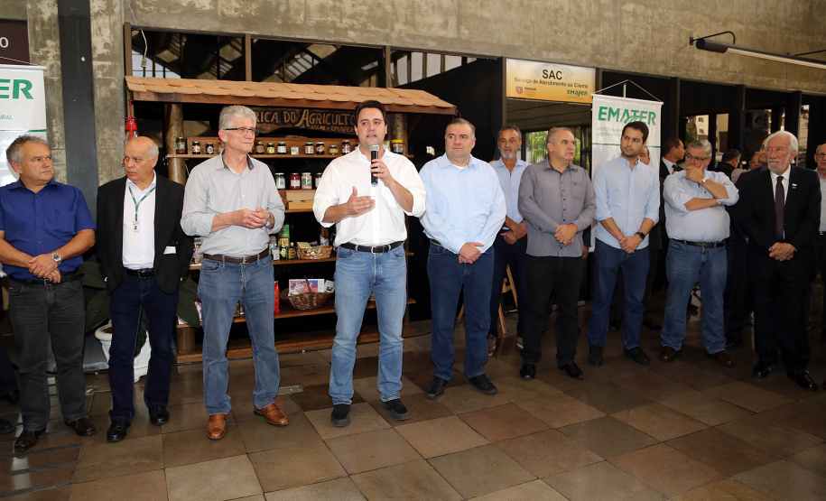 O Governo do Paraná repassa nesta quarta-feira (24) 54 veículos para escritórios da Emater no Interior do Estado. A entrega foi feita pelo governador Carlos Massa Ratinho Junior,  na sede da Emater, em Curitiba.Foto Gilson Abreu/ANPr