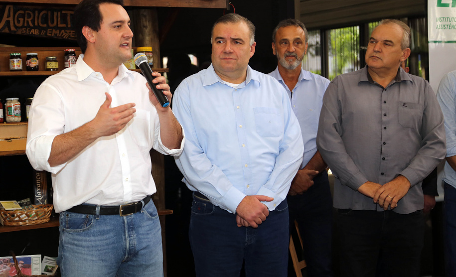 O Governo do Paraná repassa nesta quarta-feira (24) 54 veículos para escritórios da Emater no Interior do Estado. A entrega foi feita pelo governador Carlos Massa Ratinho Junior,  na sede da Emater, em Curitiba.Foto Gilson Abreu/ANPr