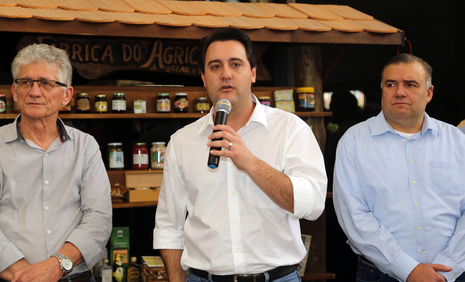 O Governo do Paraná repassa nesta quarta-feira (24) 54 veículos para escritórios da Emater no Interior do Estado. A entrega foi feita pelo governador Carlos Massa Ratinho Junior,  na sede da Emater, em Curitiba.Foto Gilson Abreu/ANPr
