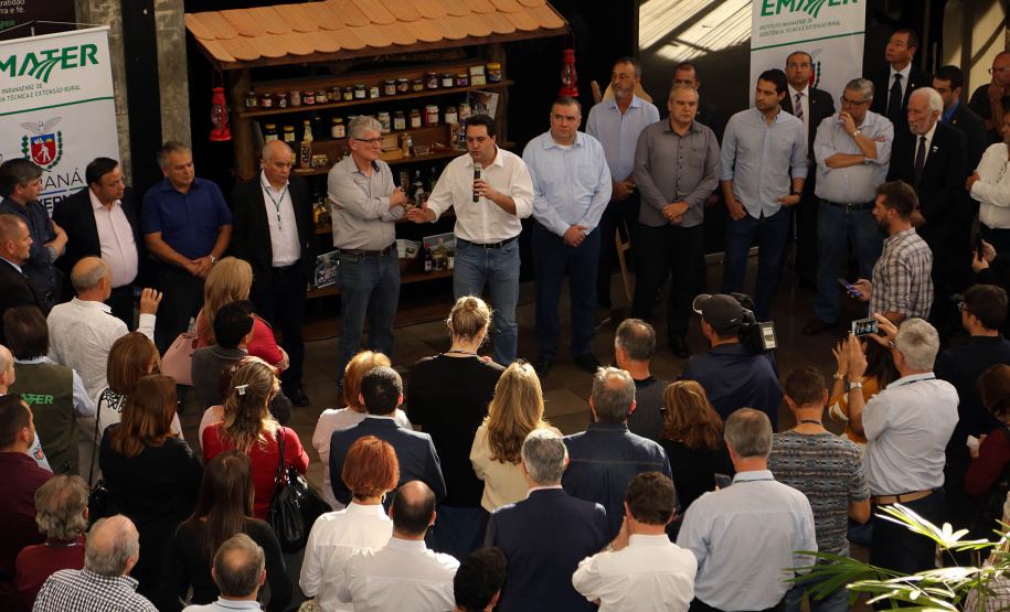 O Governo do Paraná repassa nesta quarta-feira (24) 54 veículos para escritórios da Emater no Interior do Estado. A entrega foi feita pelo governador Carlos Massa Ratinho Junior,  na sede da Emater, em Curitiba.Foto Gilson Abreu/ANPr