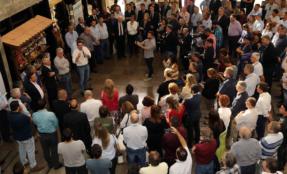 O Governo do Paraná repassa nesta quarta-feira (24) 54 veículos para escritórios da Emater no Interior do Estado. A entrega foi feita pelo governador Carlos Massa Ratinho Junior,  na sede da Emater, em Curitiba.Foto Gilson Abreu/ANPr