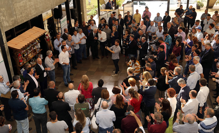 O Governo do Paraná repassa nesta quarta-feira (24) 54 veículos para escritórios da Emater no Interior do Estado. A entrega foi feita pelo governador Carlos Massa Ratinho Junior,  na sede da Emater, em Curitiba.Foto Gilson Abreu/ANPr