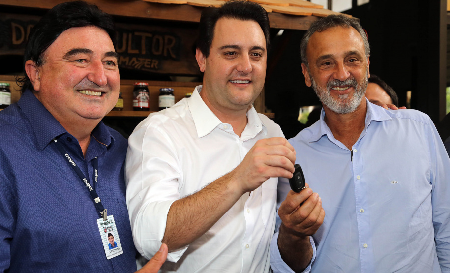 O Governo do Paraná repassa nesta quarta-feira (24) 54 veículos para escritórios da Emater no Interior do Estado. A entrega foi feita pelo governador Carlos Massa Ratinho Junior,  na sede da Emater, em Curitiba.Foto Gilson Abreu/ANPr