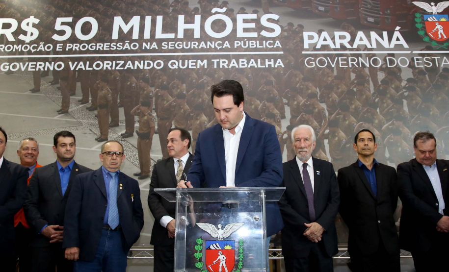 O governador Carlos Massa Ratinho Junior assina promoções e progressões das Forças de Segurança Pública. Foto: Jaelson Lucas/ANPr