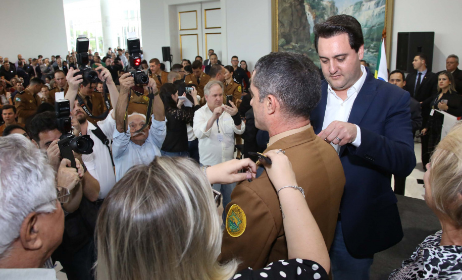 O governador Carlos Massa Ratinho Junior assina promoções e progressões das Forças de Segurança Pública. Foto: Jaelson Lucas/ANPr