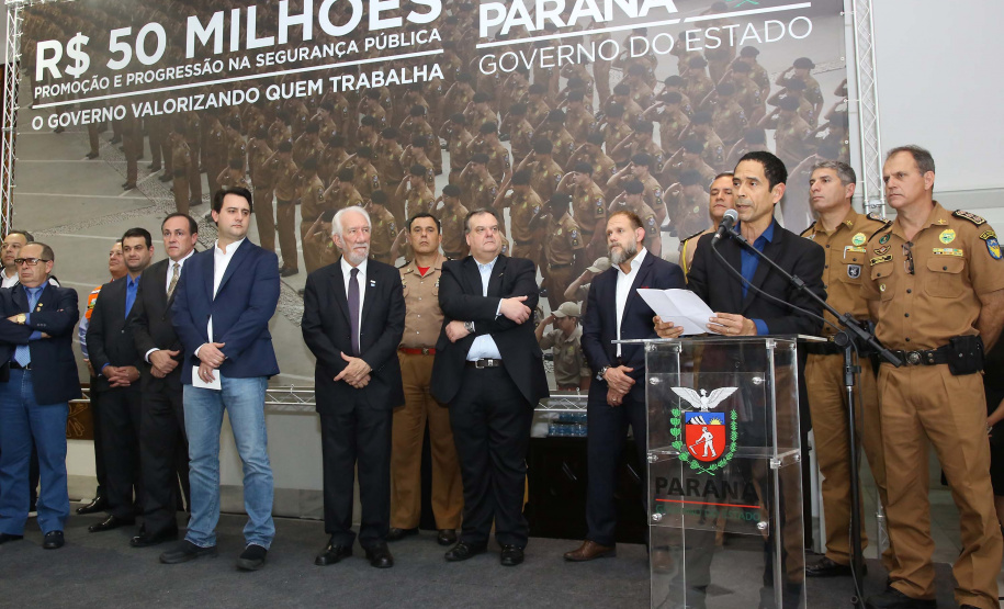 O governador Carlos Massa Ratinho Junior assina promoções e progressões das Forças de Segurança Pública. Foto: Jaelson Lucas/ANPr