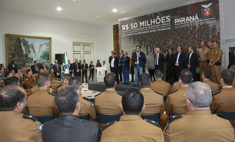 O governador Carlos Massa Ratinho Junior assina promoções e progressões das Forças de Segurança Pública. Foto: Jaelson Lucas/ANPr