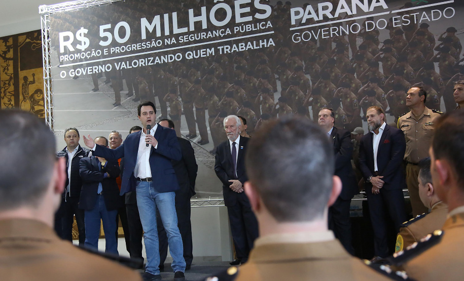 O governador Carlos Massa Ratinho Junior assina promoções e progressões das Forças de Segurança Pública. Foto: Jaelson Lucas/ANPr