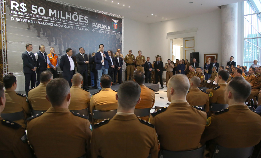 O governador Carlos Massa Ratinho Junior assina promoções e progressões das Forças de Segurança Pública. Foto: Jaelson Lucas/ANPr