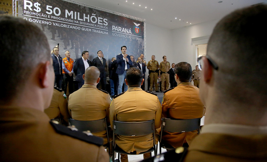 O governador Carlos Massa Ratinho Junior assina promoções e progressões das Forças de Segurança Pública. Foto: Jaelson Lucas/ANPr