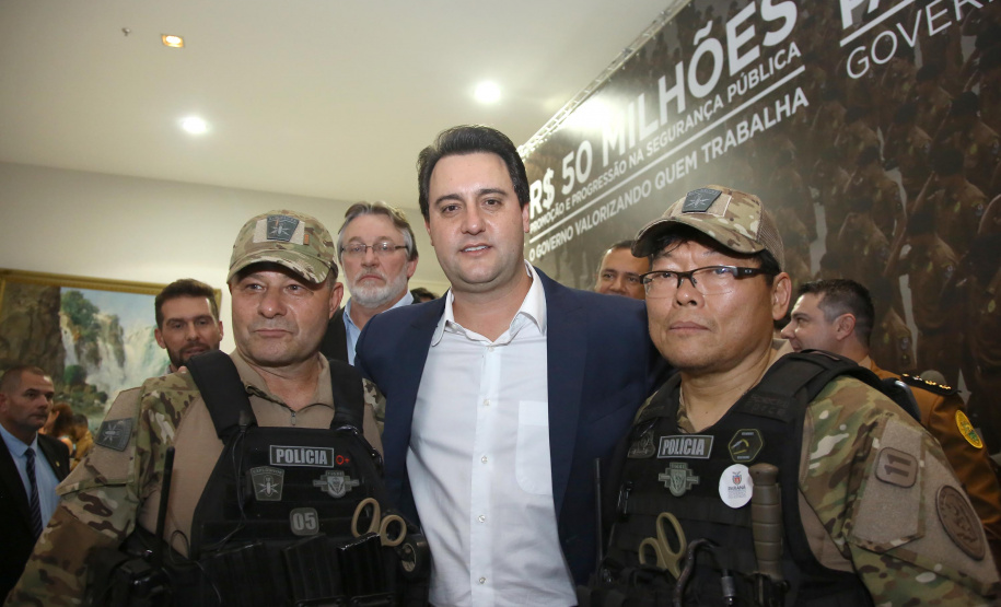 O governador Carlos Massa Ratinho Junior assina promoções e progressões das Forças de Segurança Pública. Foto: Jaelson Lucas/ANPr