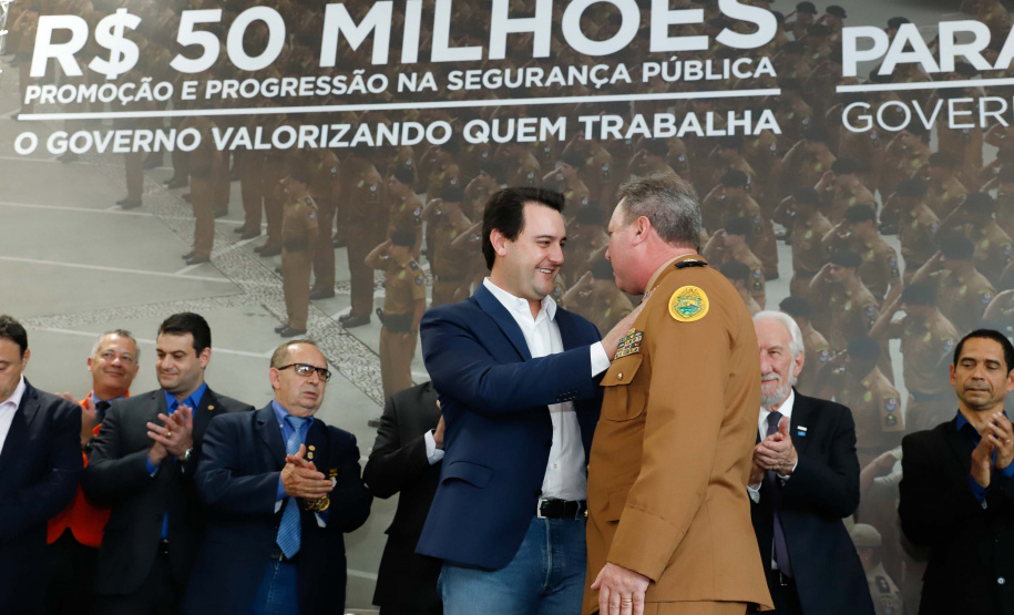 O governador Carlos Massa Ratinho Junior autorizou 1.582 promoções e progressões de servidores Segurança Pública do Paraná. Em solenidade realizada nesta quarta-feira (24), no Palácio Iguaçu, Ratinho Junior assinou despacho governamental de promoção de 75 oficiais e praças da Polícia Militar e Corpo de Bombeiros. Foto: Rodrigo Felix Leal/ANPr