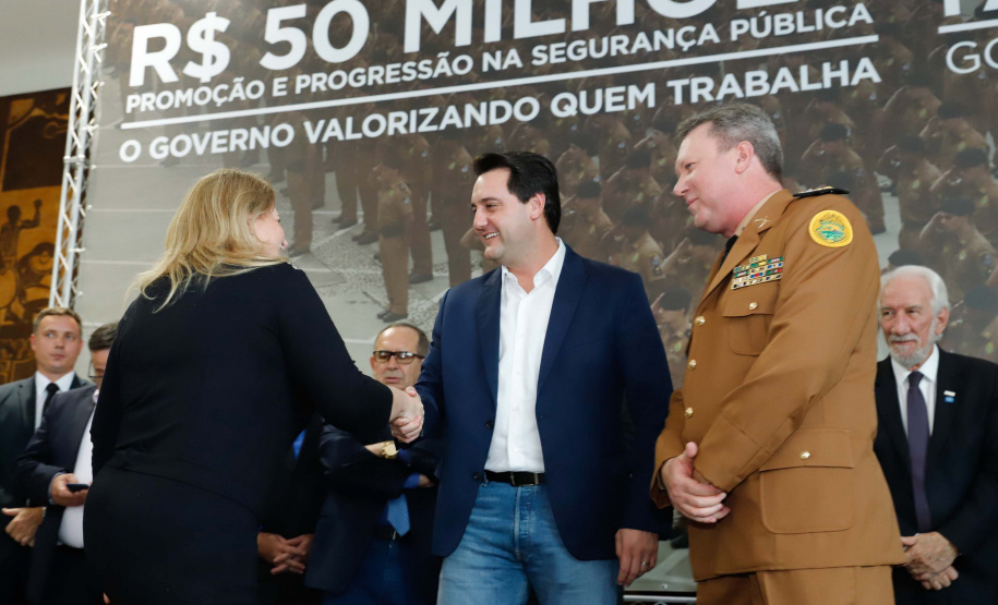 O governador Carlos Massa Ratinho Junior autorizou 1.582 promoções e progressões de servidores Segurança Pública do Paraná. Em solenidade realizada nesta quarta-feira (24), no Palácio Iguaçu, Ratinho Junior assinou despacho governamental de promoção de 75 oficiais e praças da Polícia Militar e Corpo de Bombeiros. Foto: Rodrigo Felix Leal/ANPr