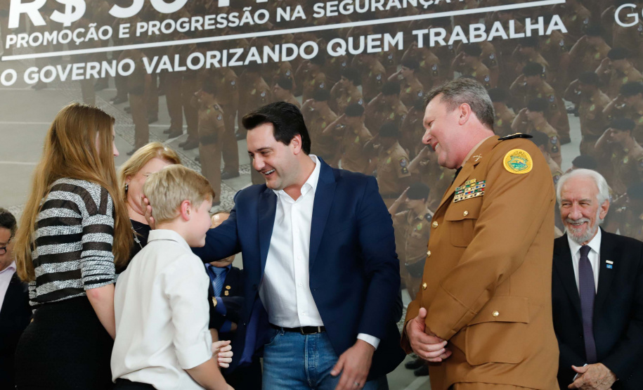O governador Carlos Massa Ratinho Junior autorizou 1.582 promoções e progressões de servidores Segurança Pública do Paraná. Em solenidade realizada nesta quarta-feira (24), no Palácio Iguaçu, Ratinho Junior assinou despacho governamental de promoção de 75 oficiais e praças da Polícia Militar e Corpo de Bombeiros. Foto: Rodrigo Felix Leal/ANPr