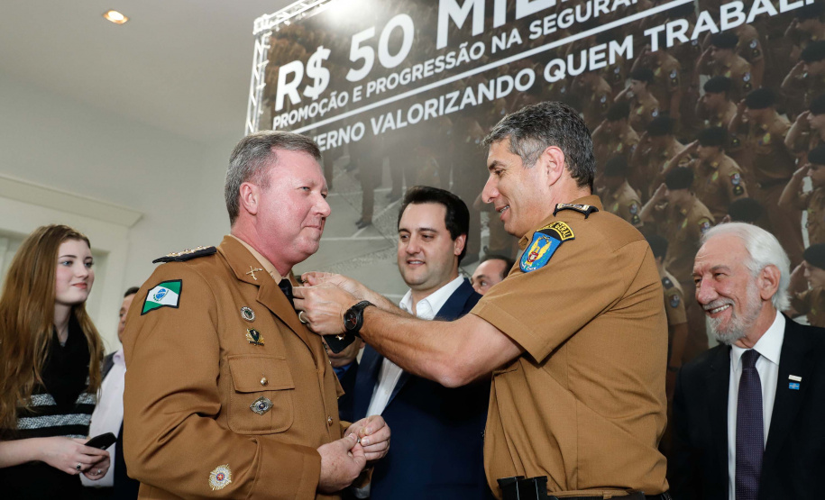 O governador Carlos Massa Ratinho Junior autorizou 1.582 promoções e progressões de servidores Segurança Pública do Paraná. Em solenidade realizada nesta quarta-feira (24), no Palácio Iguaçu, Ratinho Junior assinou despacho governamental de promoção de 75 oficiais e praças da Polícia Militar e Corpo de Bombeiros. Foto: Rodrigo Felix Leal/ANPr