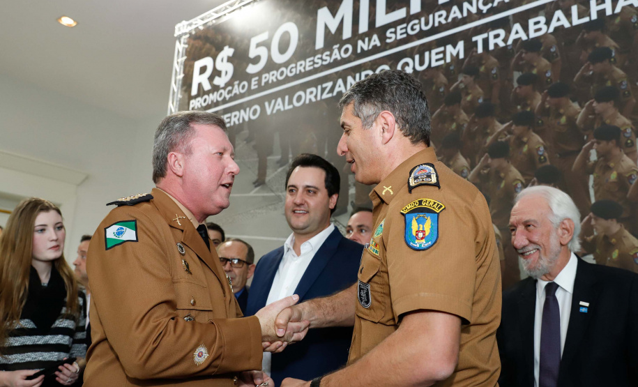 O governador Carlos Massa Ratinho Junior autorizou 1.582 promoções e progressões de servidores Segurança Pública do Paraná. Em solenidade realizada nesta quarta-feira (24), no Palácio Iguaçu, Ratinho Junior assinou despacho governamental de promoção de 75 oficiais e praças da Polícia Militar e Corpo de Bombeiros. Foto: Rodrigo Felix Leal/ANPr
