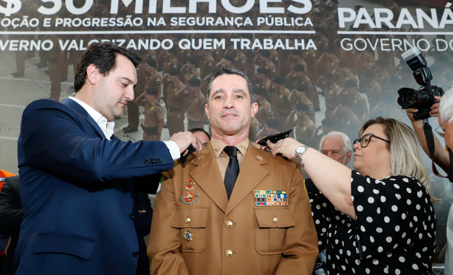 O governador Carlos Massa Ratinho Junior autorizou 1.582 promoções e progressões de servidores Segurança Pública do Paraná. Em solenidade realizada nesta quarta-feira (24), no Palácio Iguaçu, Ratinho Junior assinou despacho governamental de promoção de 75 oficiais e praças da Polícia Militar e Corpo de Bombeiros. Foto: Rodrigo Felix Leal/ANPr