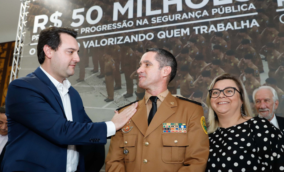 O governador Carlos Massa Ratinho Junior autorizou 1.582 promoções e progressões de servidores Segurança Pública do Paraná. Em solenidade realizada nesta quarta-feira (24), no Palácio Iguaçu, Ratinho Junior assinou despacho governamental de promoção de 75 oficiais e praças da Polícia Militar e Corpo de Bombeiros. Foto: Rodrigo Felix Leal/ANPr